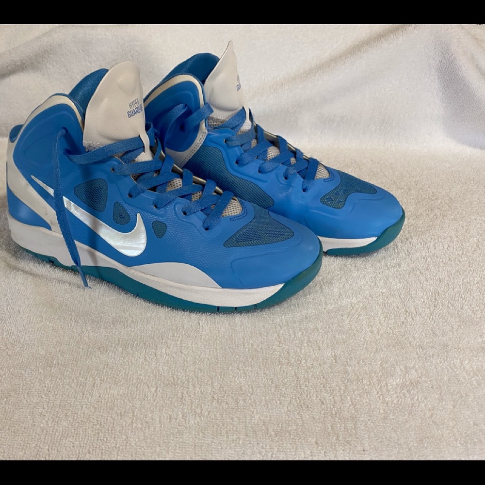 Nike Hyper Guard Up Basketball Shoes women’s size 7 Carolina Blue and White